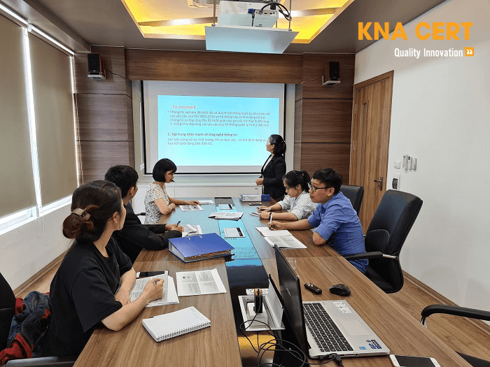 Phòng thử nghiệm và hiệu chuẩn hoạt động theo tiêu chuẩn ISO/IEC 17025, ngoài việc đưa ra kết quả thử nghiệm có độ tin cậy cao dựa trên cơ sở của một hệ thống quản lý chất lượng chặt chẽ và chuẩn hóa. Vừa qua Chuyên gia KNA đã đến và Đào tạo nhận thức và Đánh giá nội bộ tiêu chuẩn ISO 17025:2017 cho Công ty TNHH KOTITI Việt Nam – Chi nhánh E&E.